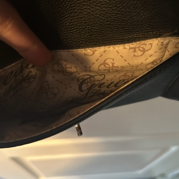 Guess purse - Picture 7 of 7